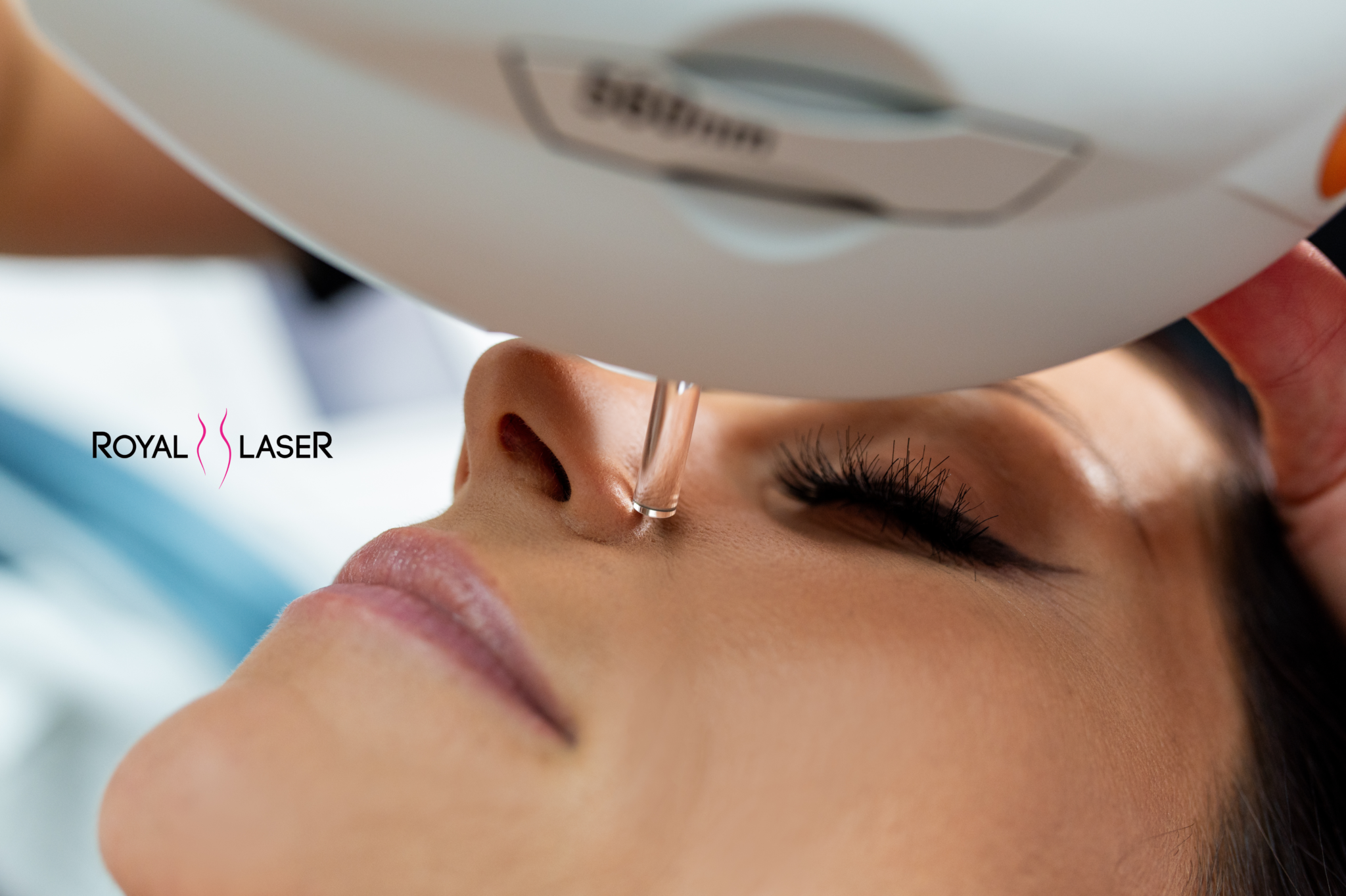 Ekspertka Royal Laser wykonująca zabieg laserowy